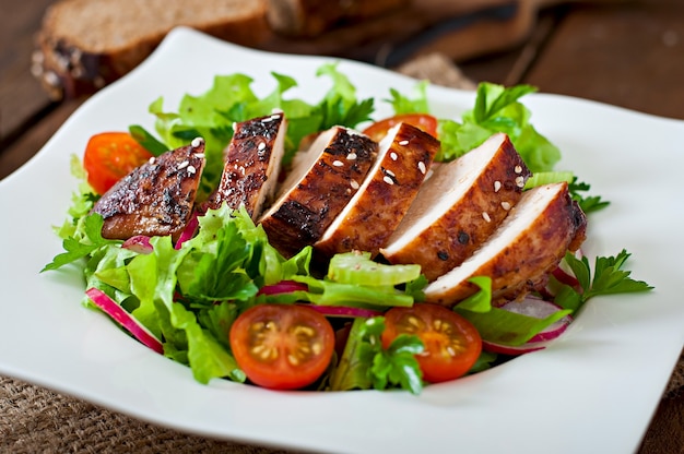 Verse groentesalade met gegrilde kipfilet.