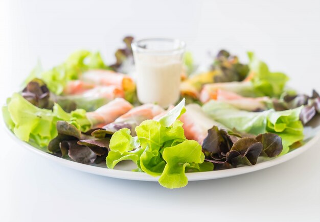 Verse groentesoep, lentebroodje, dieetvoedsel, schoon eten, salade