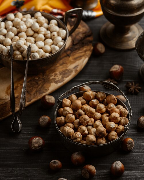 Verse hazelaars met gedroogde hazelaars op de tafel