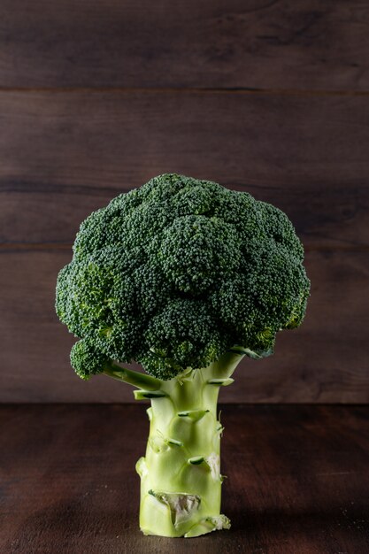 verse hele broccoli op houten oppervlak