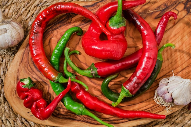 Verse hete pepers van boerenmarkt mediterraan dieet voedselingrediënten en gezond voedsel van bovenaf bekijken