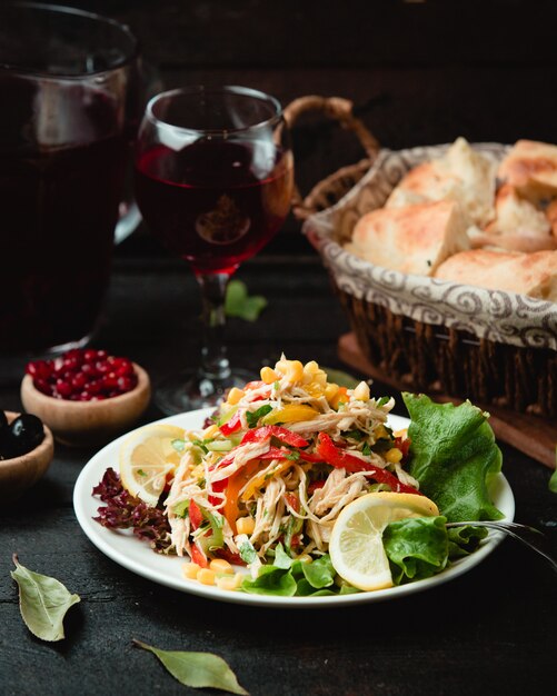 Verse kippensalade met groenten