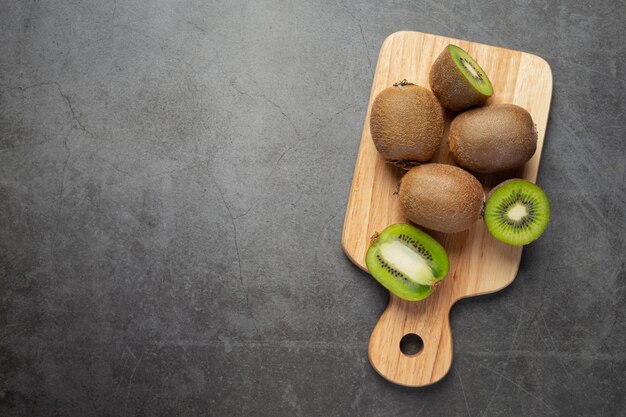 Verse kiwi, in tweeën gesneden, op een houten snijplank gelegd