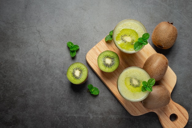 Gratis foto verse kiwi, in tweeën gesneden, op een houten snijplank gelegd