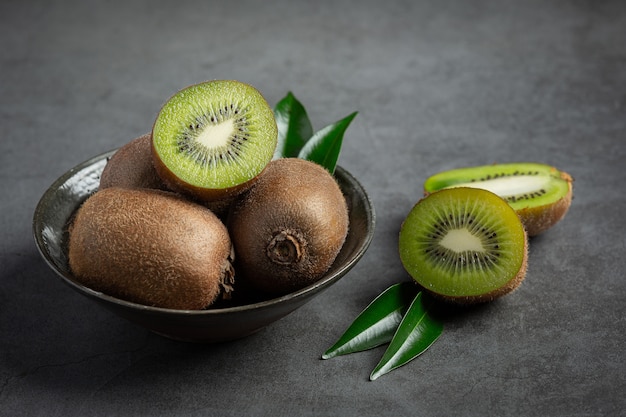 Verse kiwi, in tweeën gesneden, op een zilveren bord gelegd