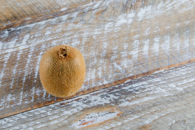 Gratis foto verse kiwi op houten tafel, hoge hoek bekeken.