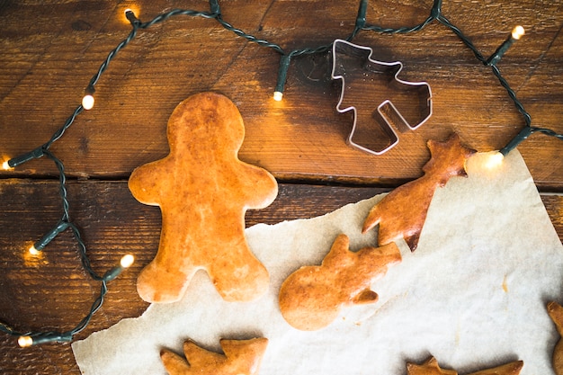 Gratis foto verse koekjes dichtbij vorm voor koekje en feelichten