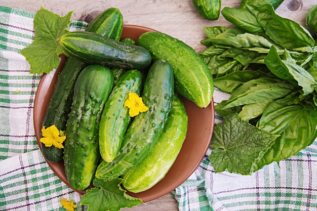 Verse komkommers uit de tuin op de tafel in de zomertuin. Bovenaanzicht