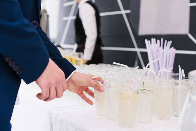 Gratis foto verse limonade met stro klaar om te drinken