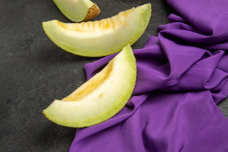 Gratis Foto verse meloen plakjes heerlijk fruit op zwart
