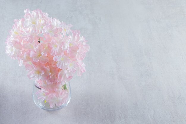 Verse mooie geur bloemen in een kruik, op de witte tafel.