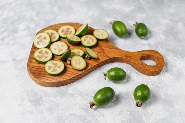 Verse organische feijoas op licht