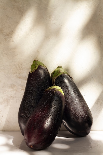 Gratis foto verse rauwe aubergines arrangement