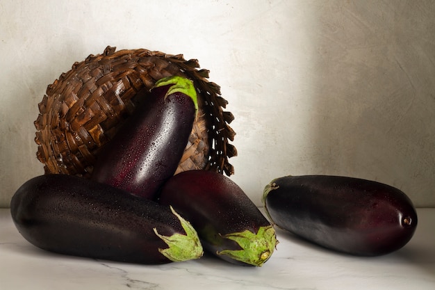 Gratis foto verse rauwe aubergines arrangement