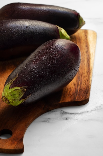 Gratis foto verse rauwe aubergines arrangement