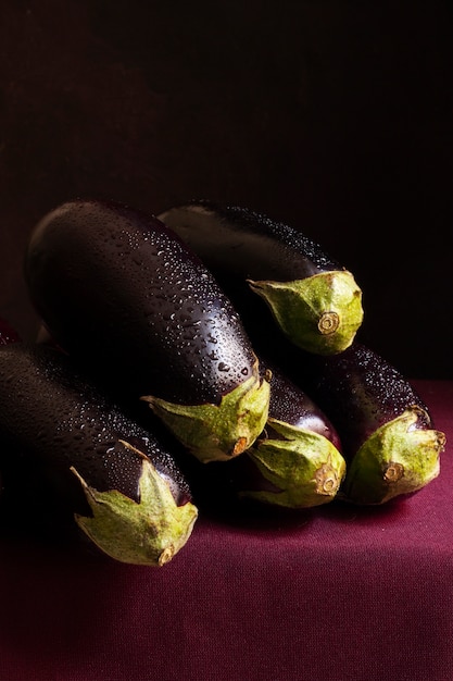 Verse rauwe aubergines arrangement