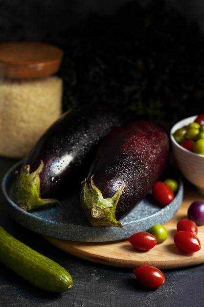 Gratis foto verse rauwe aubergines arrangement