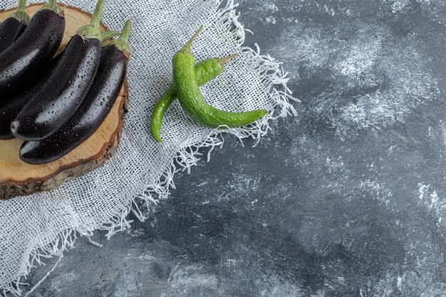 Gratis foto verse rauwe groenten. stapel aubergine en groene paprika