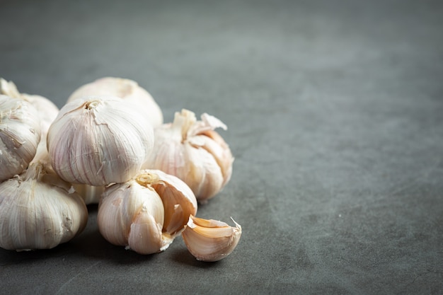 Verse rauwe knoflook klaar om te koken