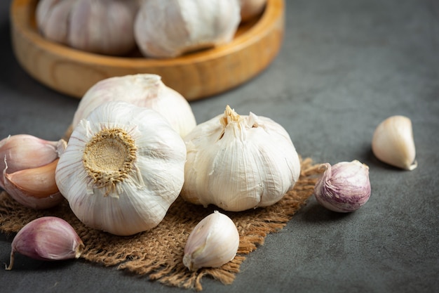 Verse rauwe knoflook klaar om te koken