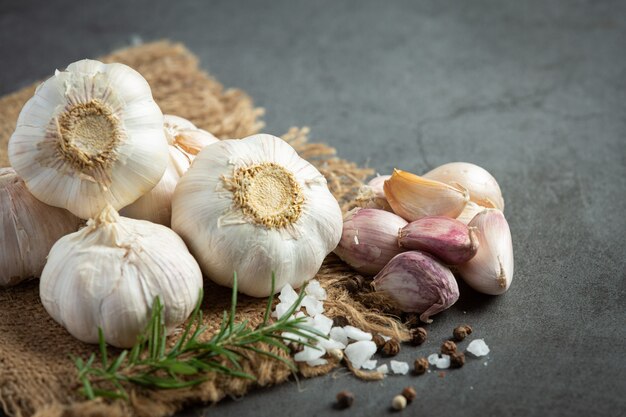 Verse rauwe knoflook klaar om te koken