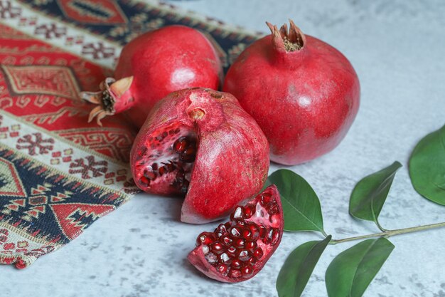 Verse rijpe granaatappels op stenen achtergrond.