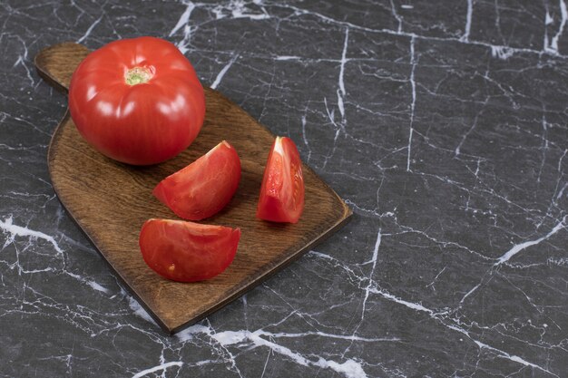 Verse rode tomaten op een houten bord.