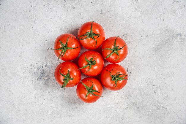 Verse rode tomaten op een marmeren achtergrond