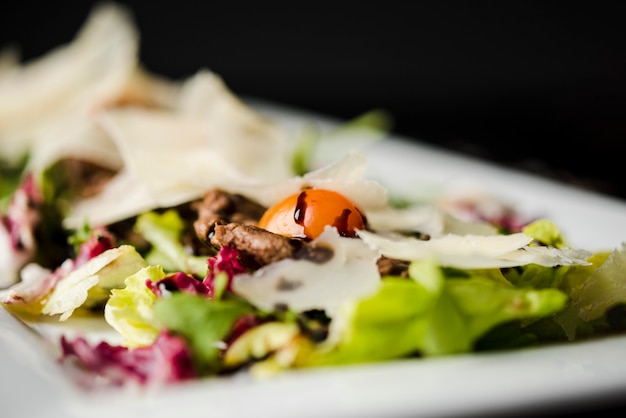 Gratis foto verse salade met dicht omhoog kaas