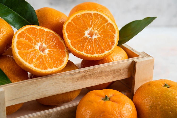 Gratis Foto verse, sappige clementine in houten kist. heel of half gesneden