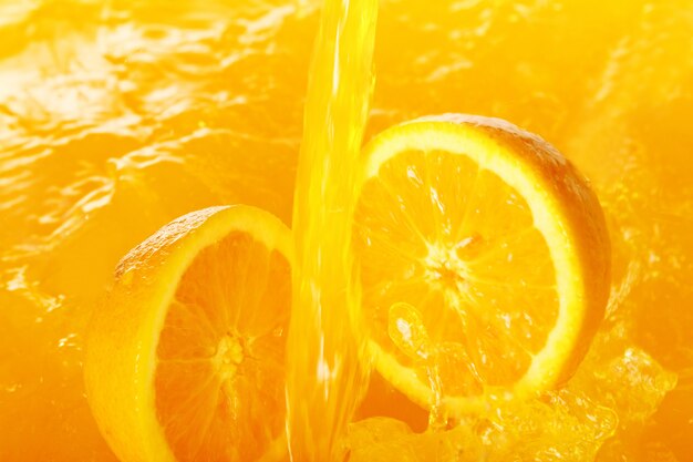 Verse sinaasappelen die in sap vallen