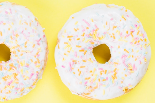 Gratis foto verse suiker donuts met kleurrijke hagelslag