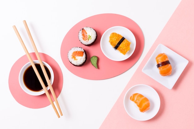 Gratis foto verse sushi op plaat