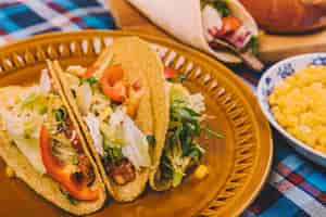 Gratis foto verse taco's met vlees en groenten in bruine plaat