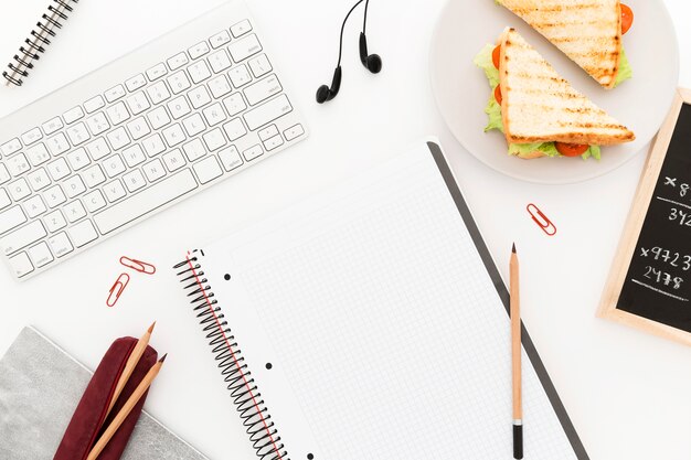 Gratis foto verse toast voor kantoor ontbijt op het bureau