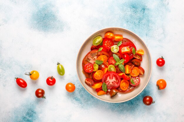 Verse tomatensalade met basilicum.