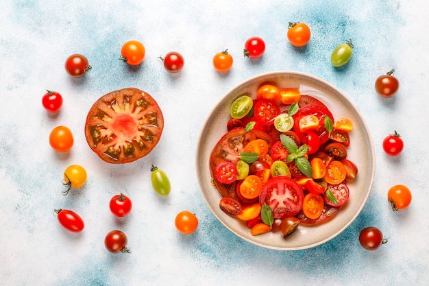 Verse tomatensalade met basilicum.