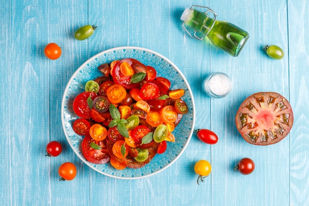 Verse tomatensalade met basilicum.