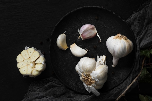 Verse witte garlics op plaat