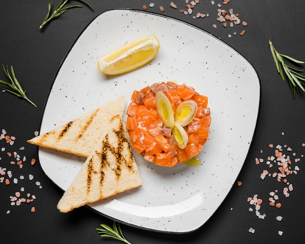 Verse zalm en geroosterd brood