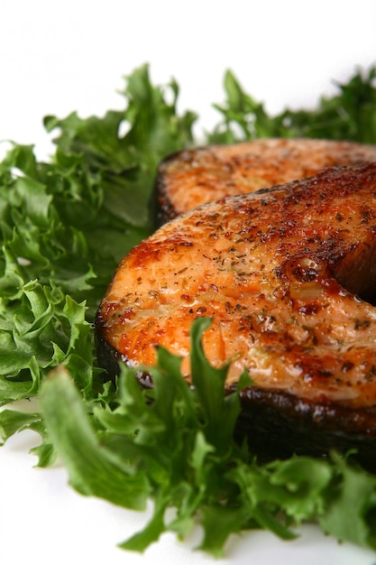 Gratis foto verse zalm garnituur met salade