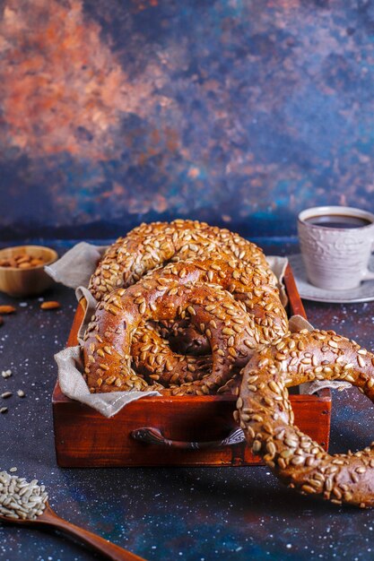 Verse zelfgemaakte zonnebloempitten bagels.