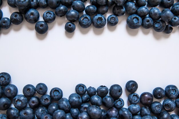 Verse zoete bosbessenfruit en muntblad met kopie ruimte. Dessert gezond eten. Groep rijpe blauwe sappige organische bessen. Voor de website, banner ontwerp. Geïsoleerd op een witte achtergrond.