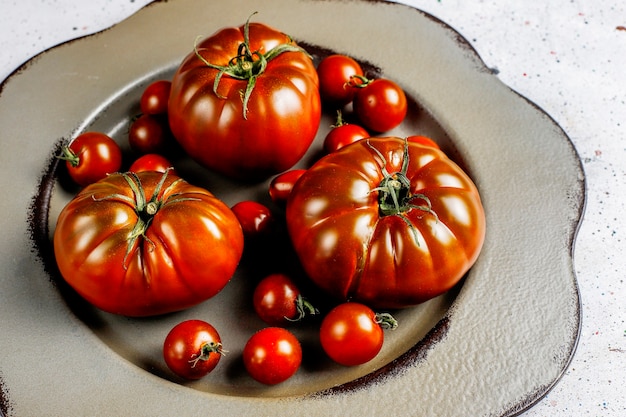 Verse zwarte brandewijn biologische tomaten.