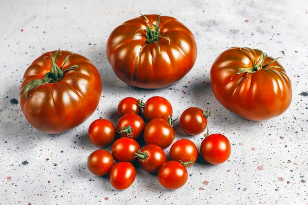 Verse zwarte brandewijn biologische tomaten.