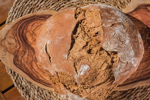 Versgebakken ambachtelijk grijs brood bovenaanzicht volkorenbrood op een snijplank boerderijproducten ambachtelijk heerlijk brood