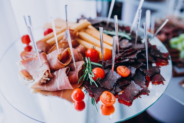 Versierde bankettafel met snacks op een bruiloft