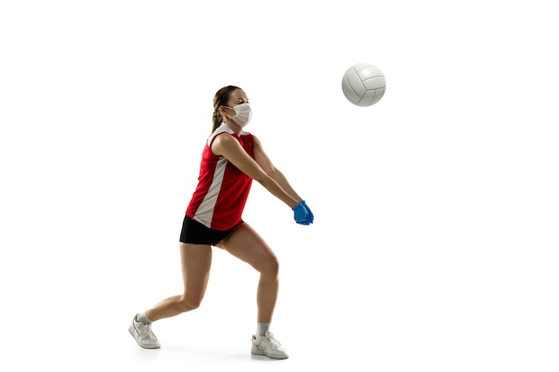 Versla de ziekte. Vrouwelijke volleyballer met beschermend masker. Nog steeds actief tijdens quarantaine. Gezondheidszorg, geneeskunde, sportconcept.