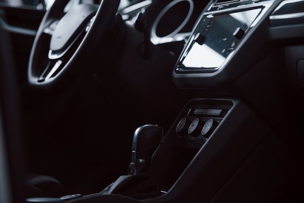 Versnellingspook. Voorste deel van een gloednieuwe auto. Modern zwart interieur. Conceptie van voertuigen