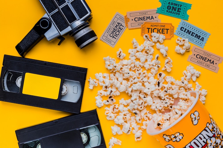 Gratis Foto verspreide popcorndoos met videoband